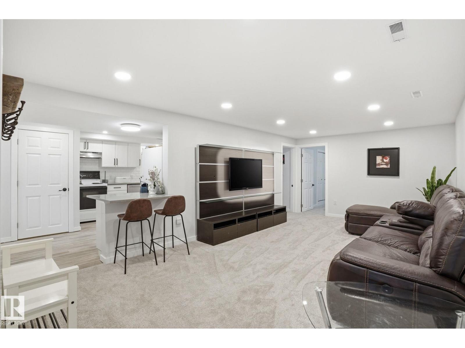 15702 86 AV NW, Edmonton