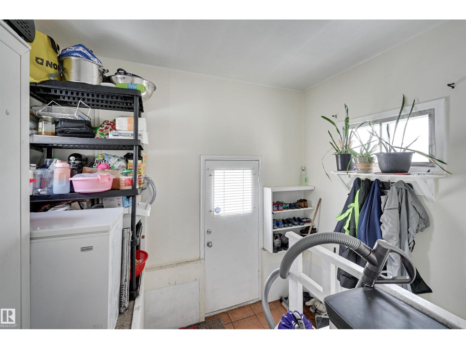 7449 83 AV NW, Edmonton