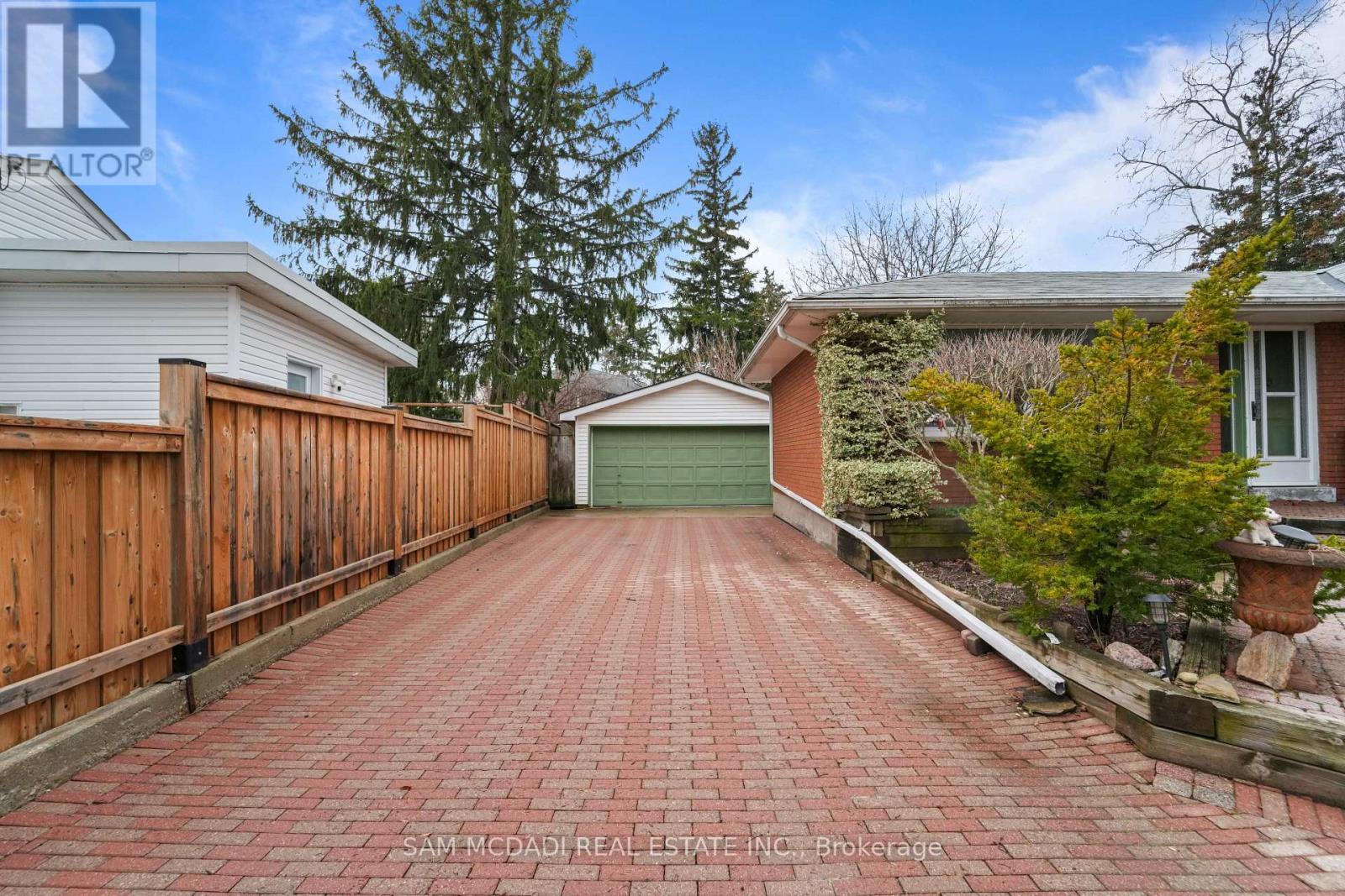 2470 MEADOWOOD CRESCENT