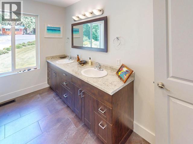 9771 VIEW ROAD, Powell River