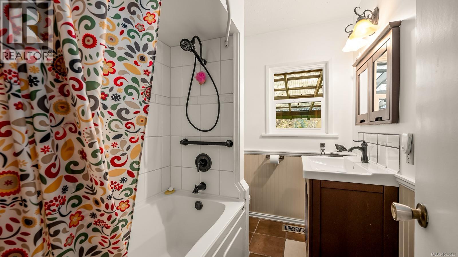 8131 Macartney Dr, Fanny Bay