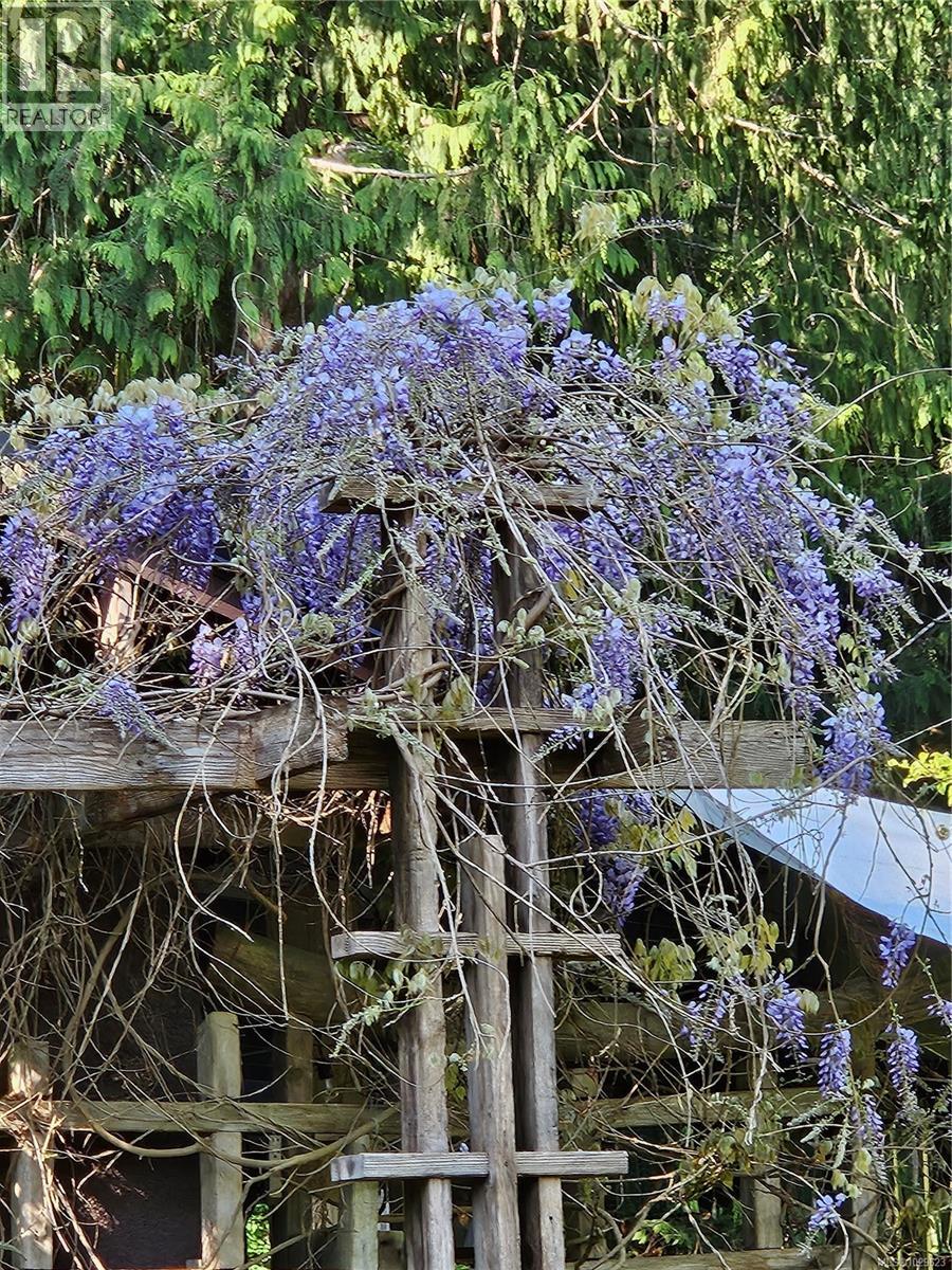 8131 Macartney Dr, Fanny Bay