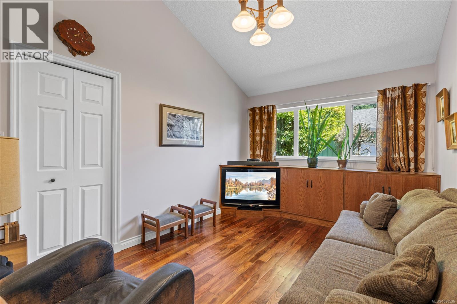 619 Johnstone Rd, Parksville