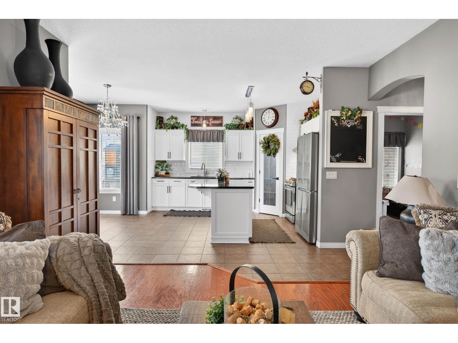 3 ERIN CL, St. Albert