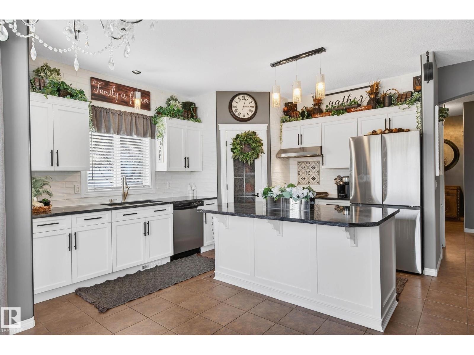 3 ERIN CL, St. Albert