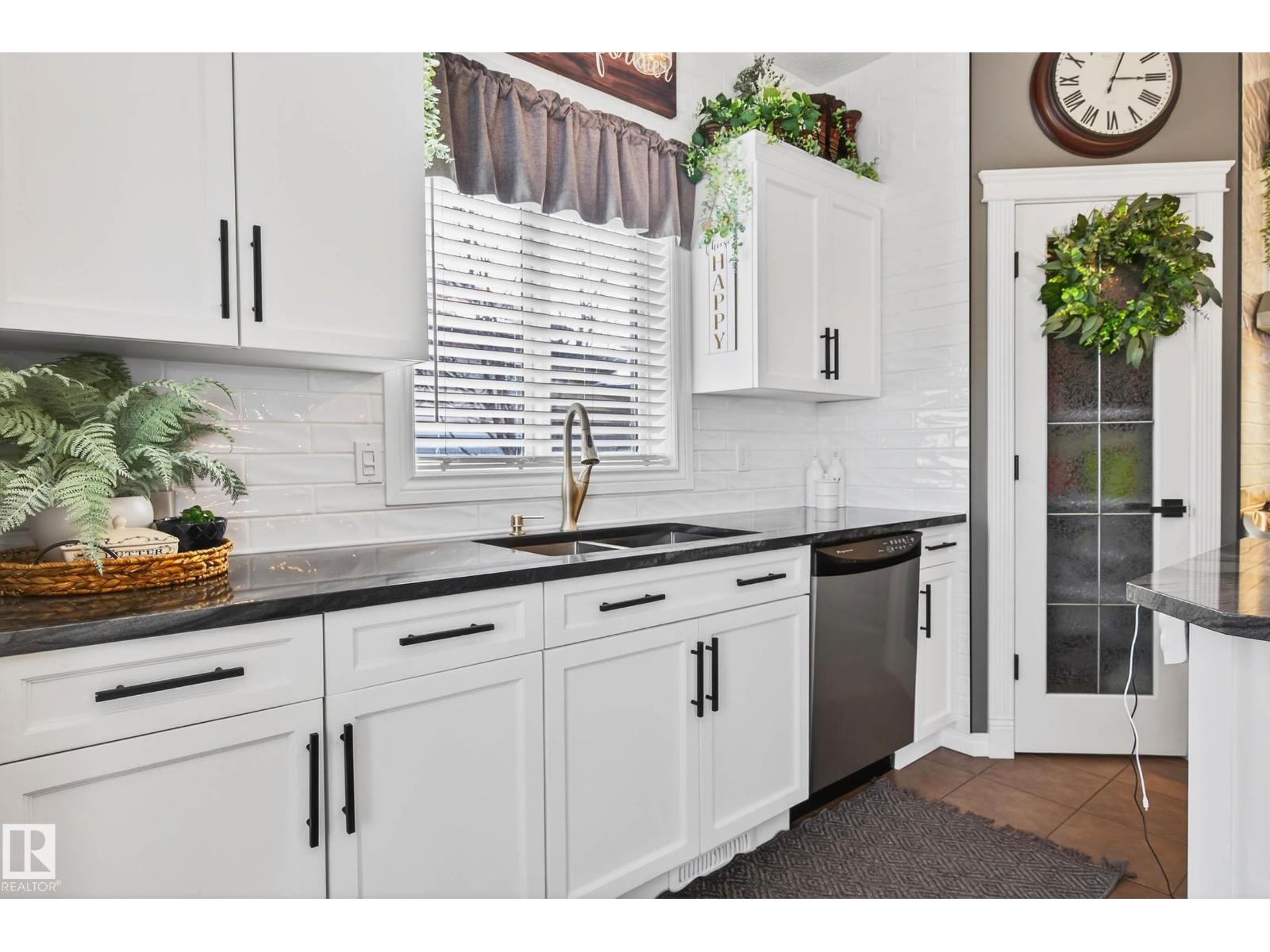 3 ERIN CL, St. Albert