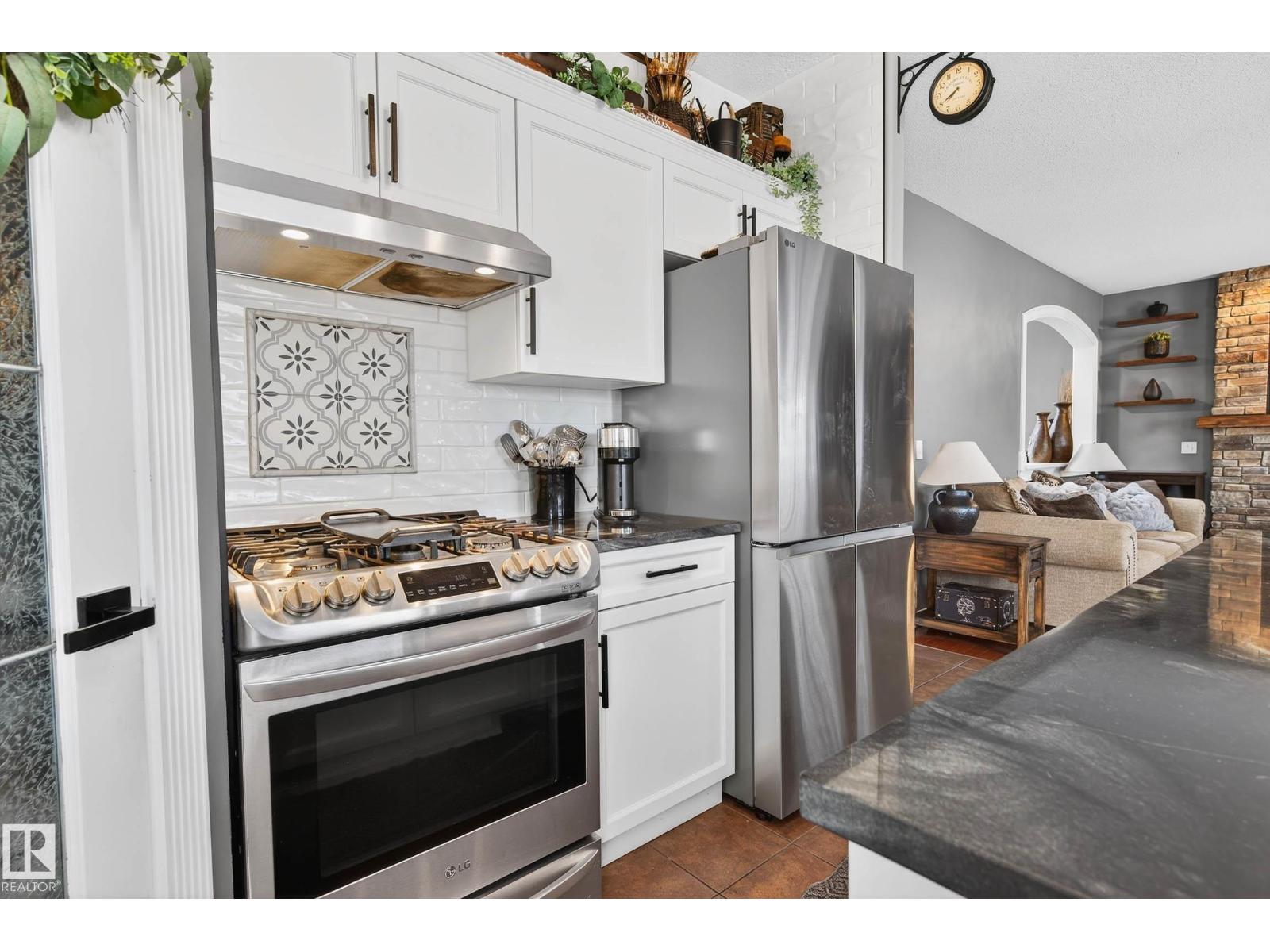 3 ERIN CL, St. Albert