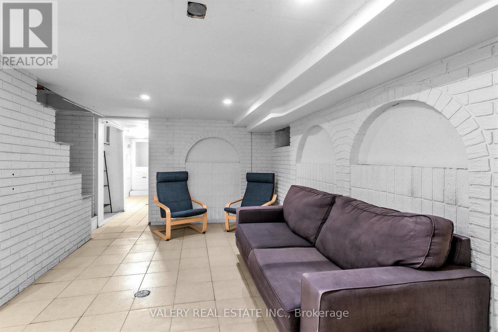 1060 DUNDAS STREET W - 21