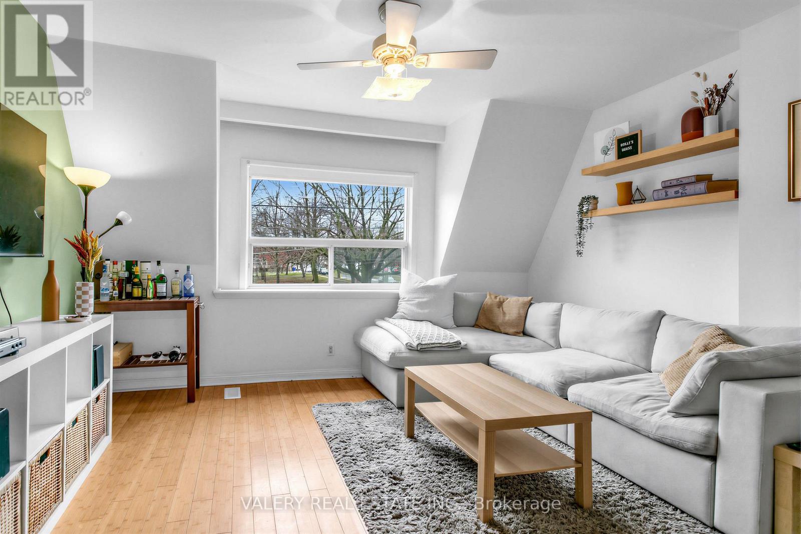 1060 DUNDAS STREET W - 4