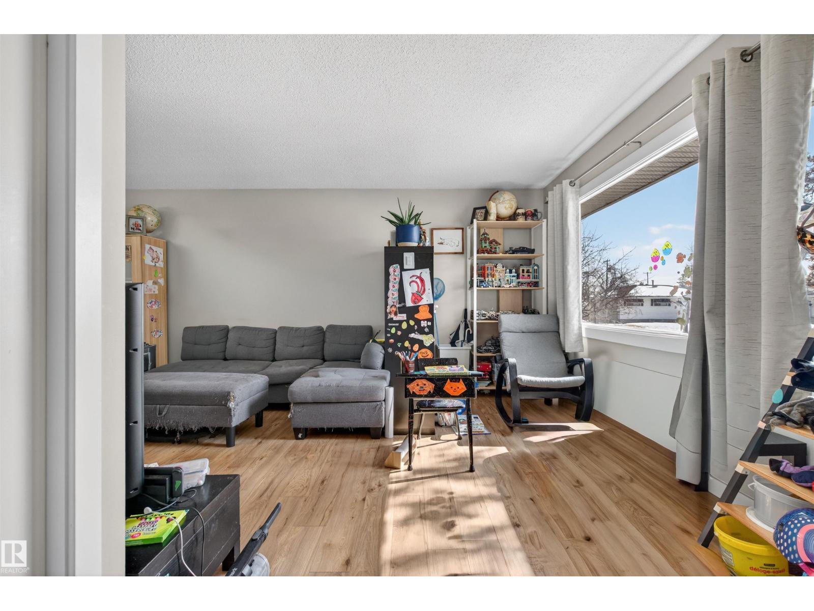 8704 136 AV NW, Edmonton