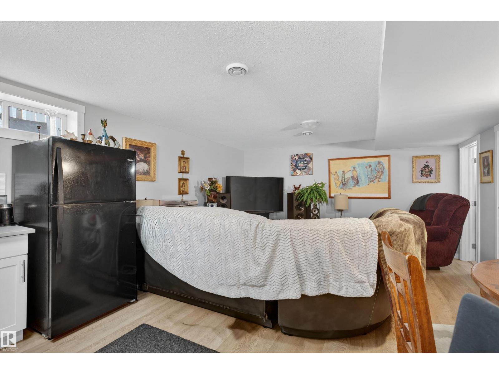 8704 136 AV NW, Edmonton