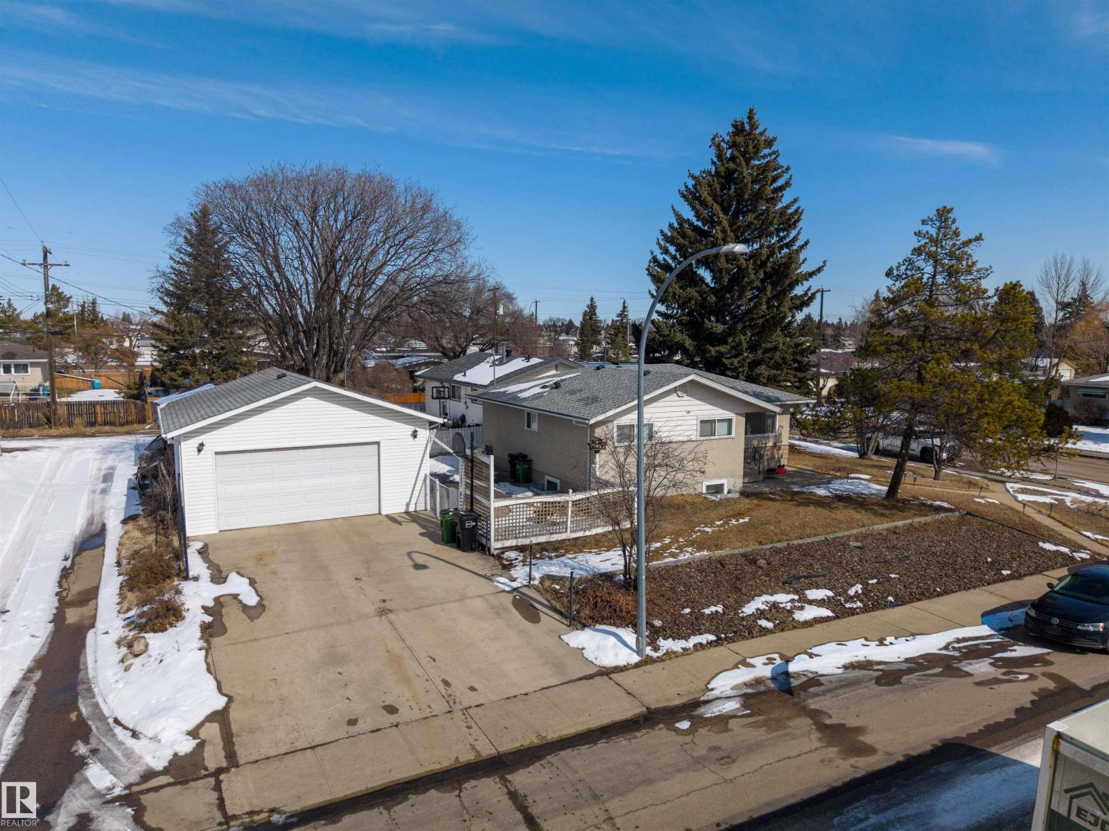 8704 136 AV NW, Edmonton