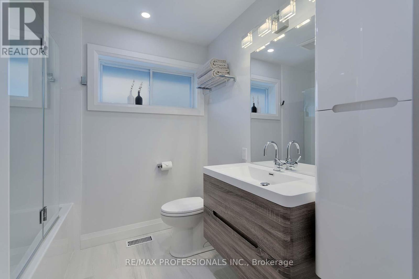 17 BEAVER BEND CRESCENT,Toronto (Eringate-Centennial-West Deane),,