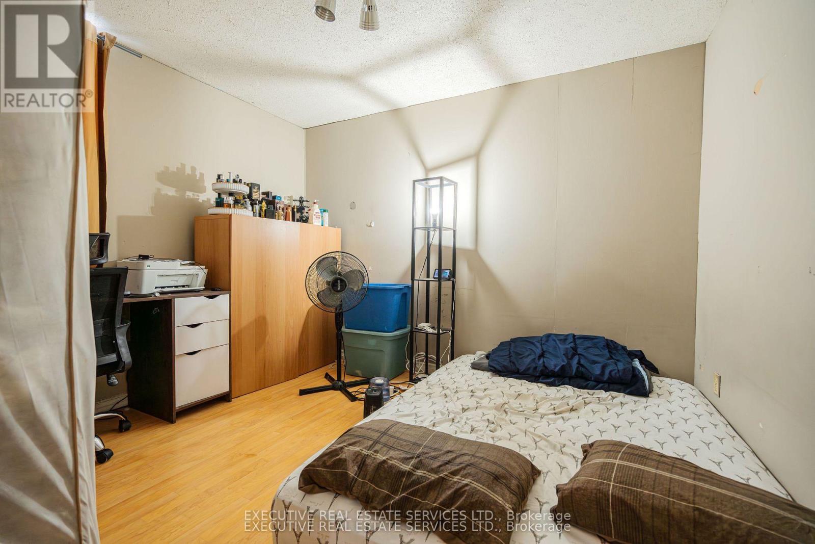 268 ROSS AVENUE - 18