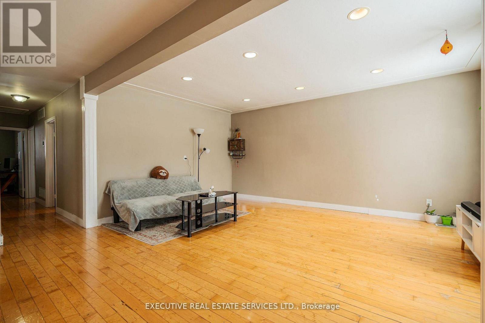 268 ROSS AVENUE - 6