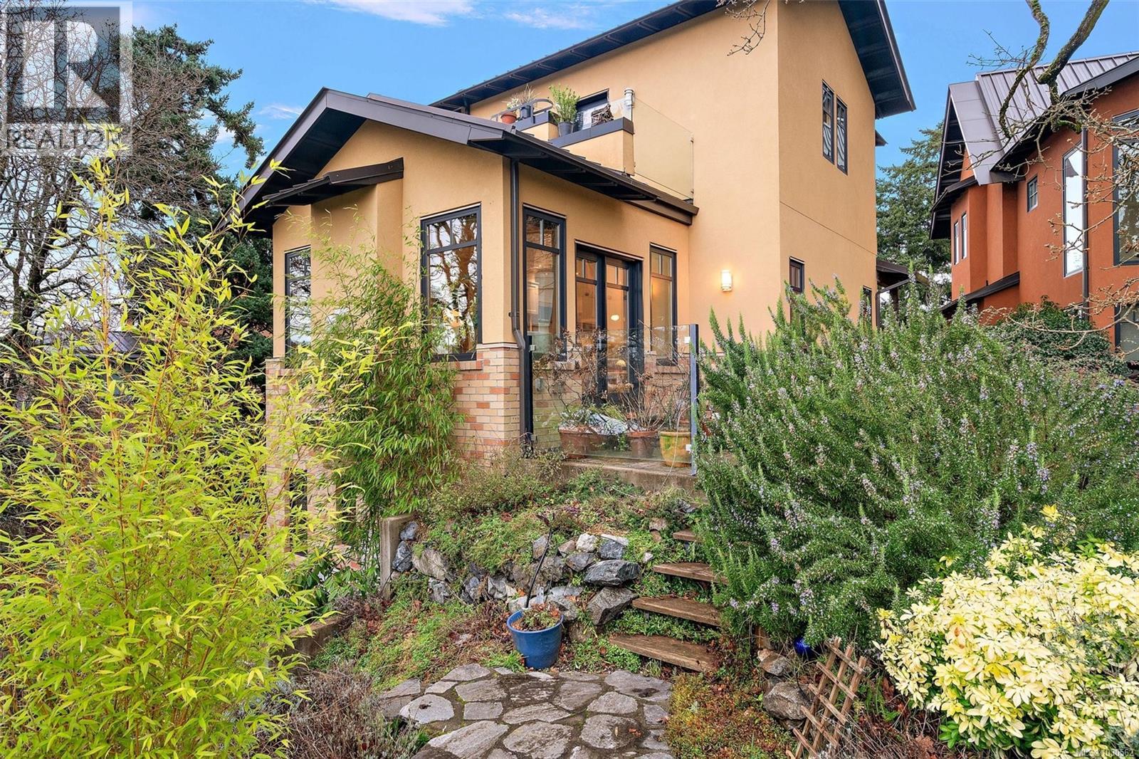 #3 849 Dunsmuir Rd - 1
