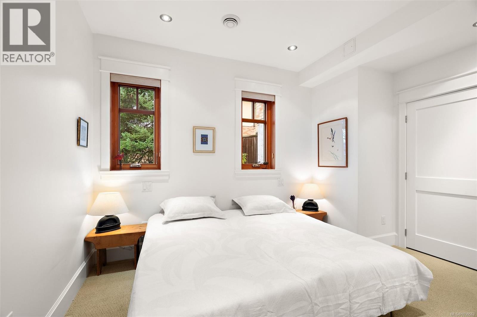 #3 849 DUNSMUIR RD - 17