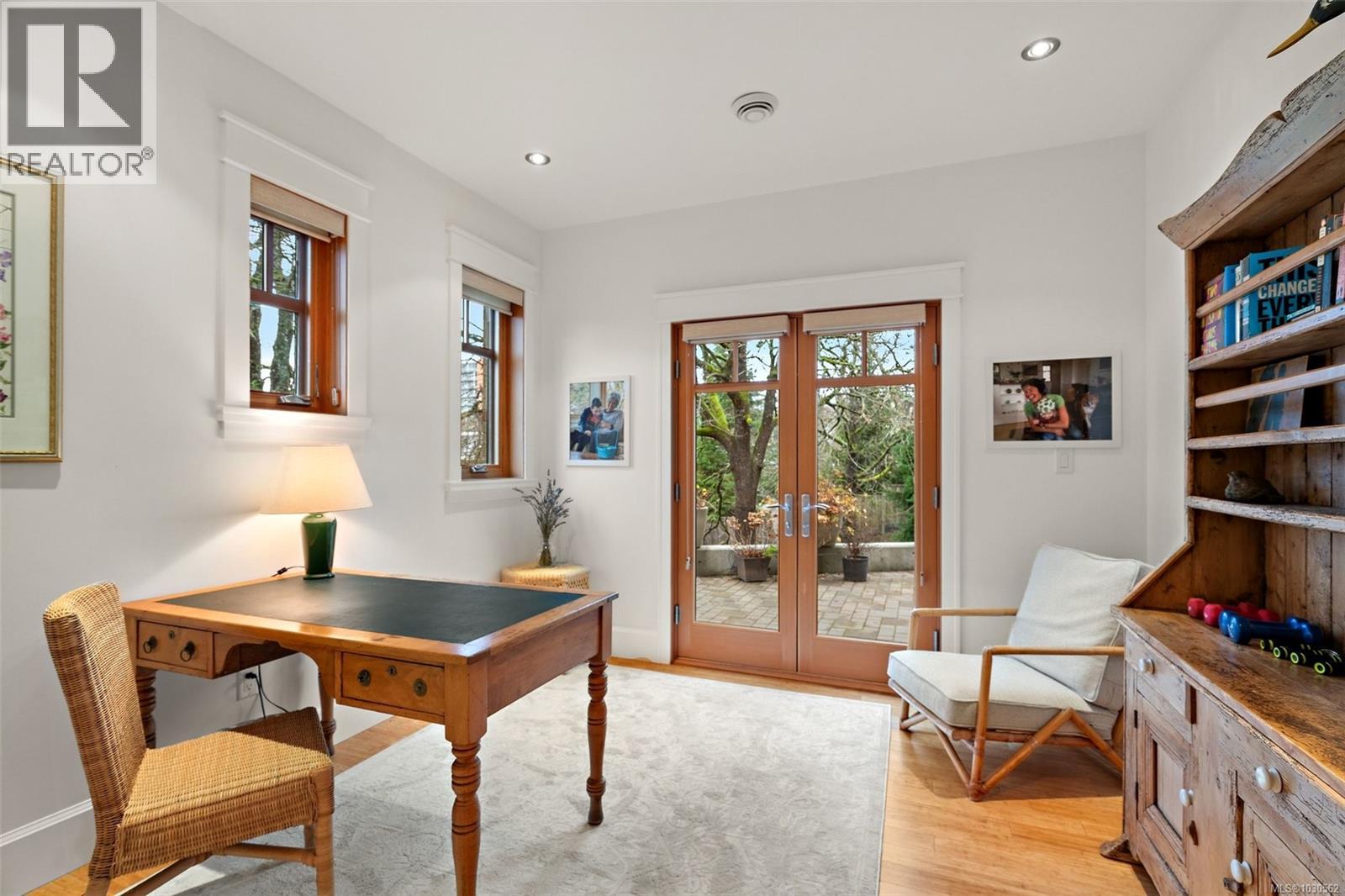 #3 849 DUNSMUIR RD - 18