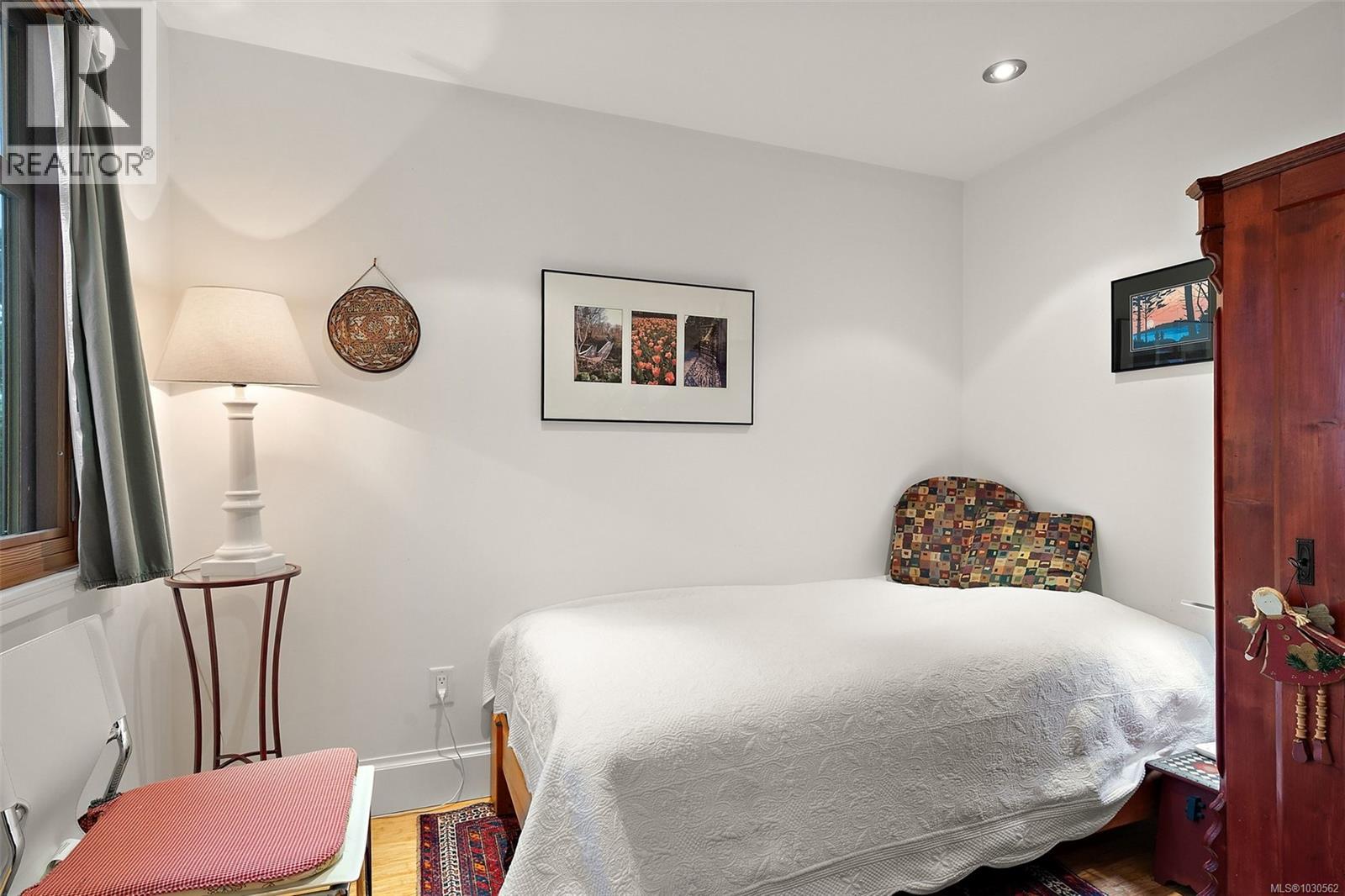 #3 849 DUNSMUIR RD - 23