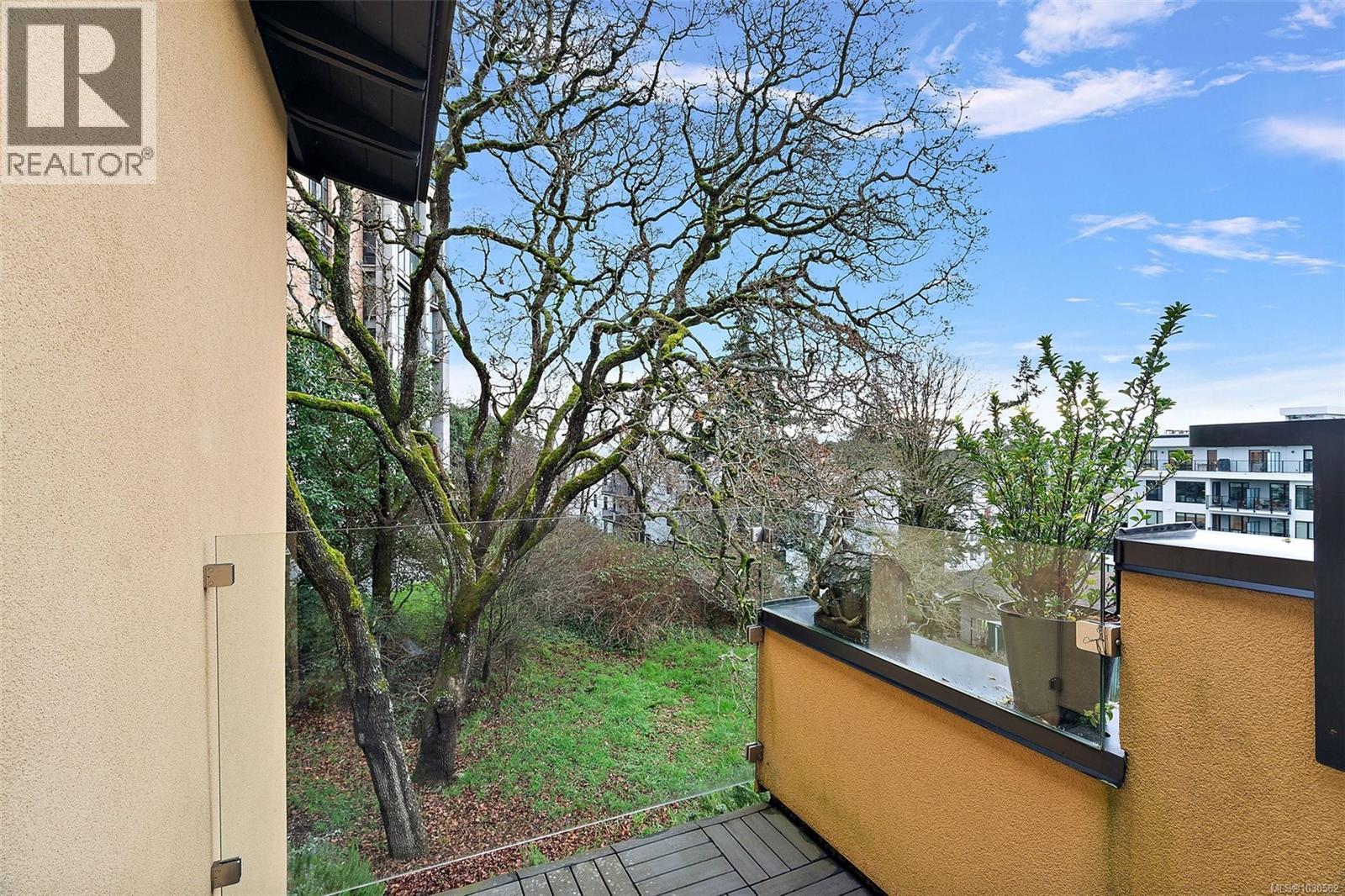 #3 849 DUNSMUIR RD - 24