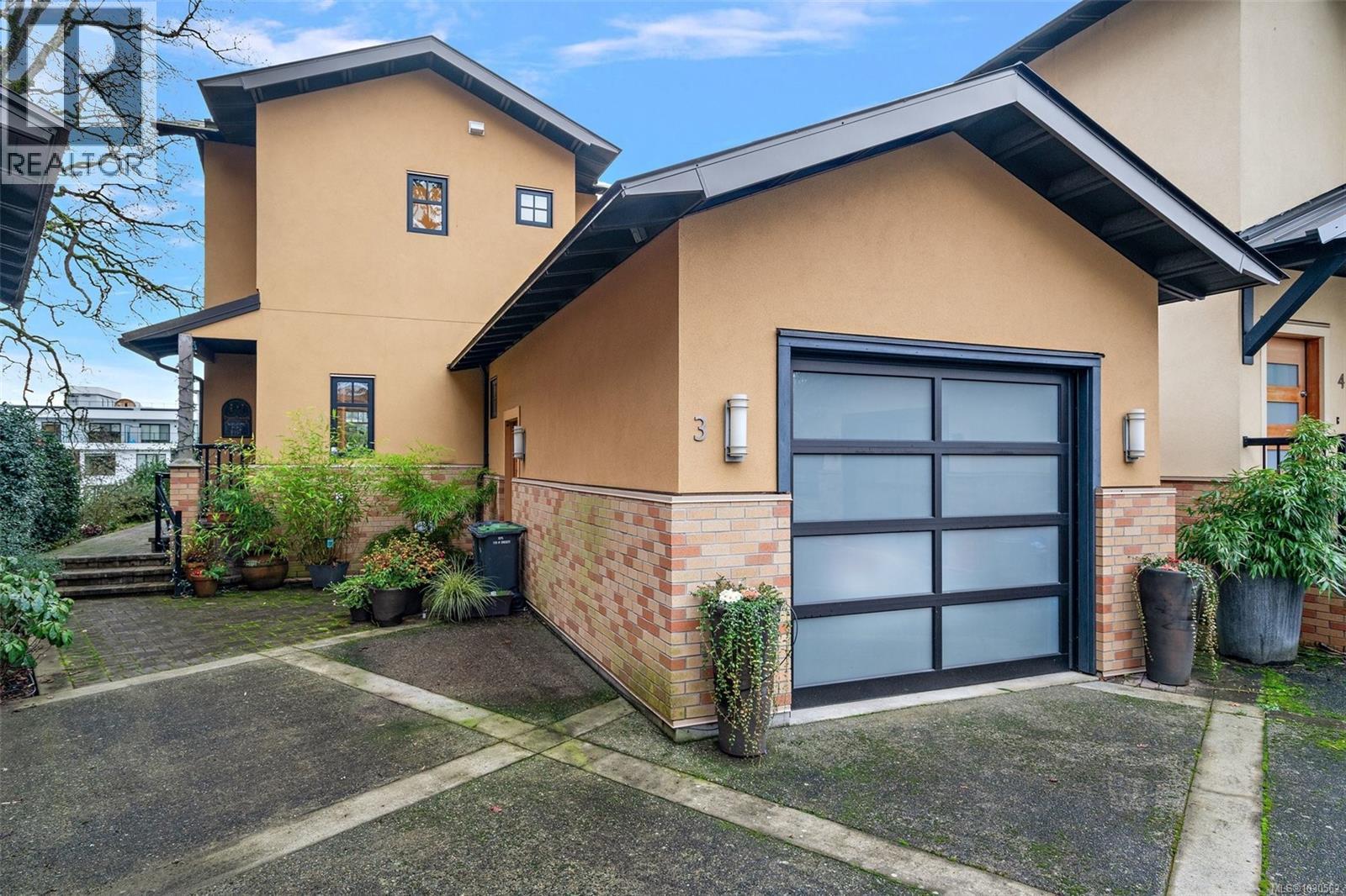 #3 849 DUNSMUIR RD - 25