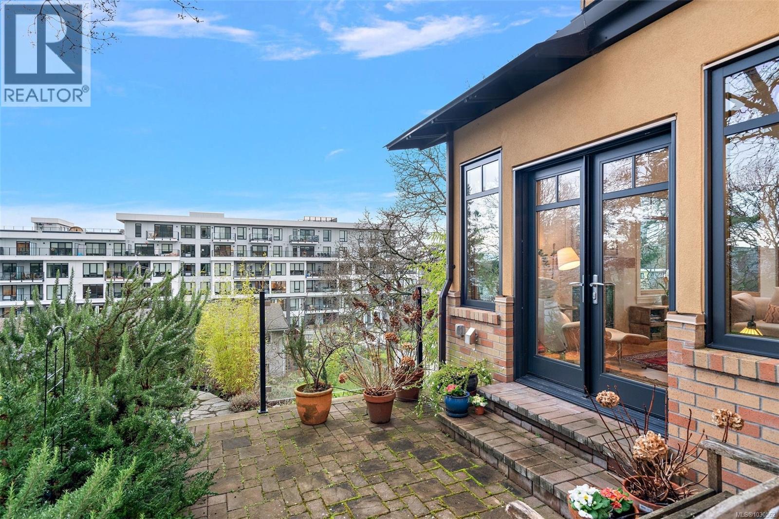 #3 849 DUNSMUIR RD - 27