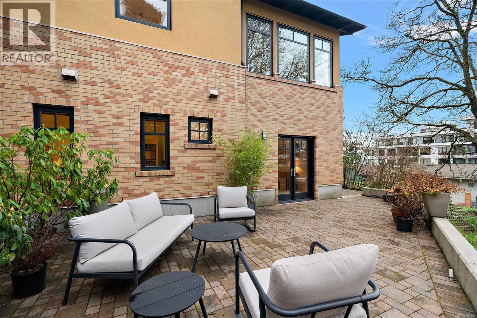 #3 849 DUNSMUIR RD - 29