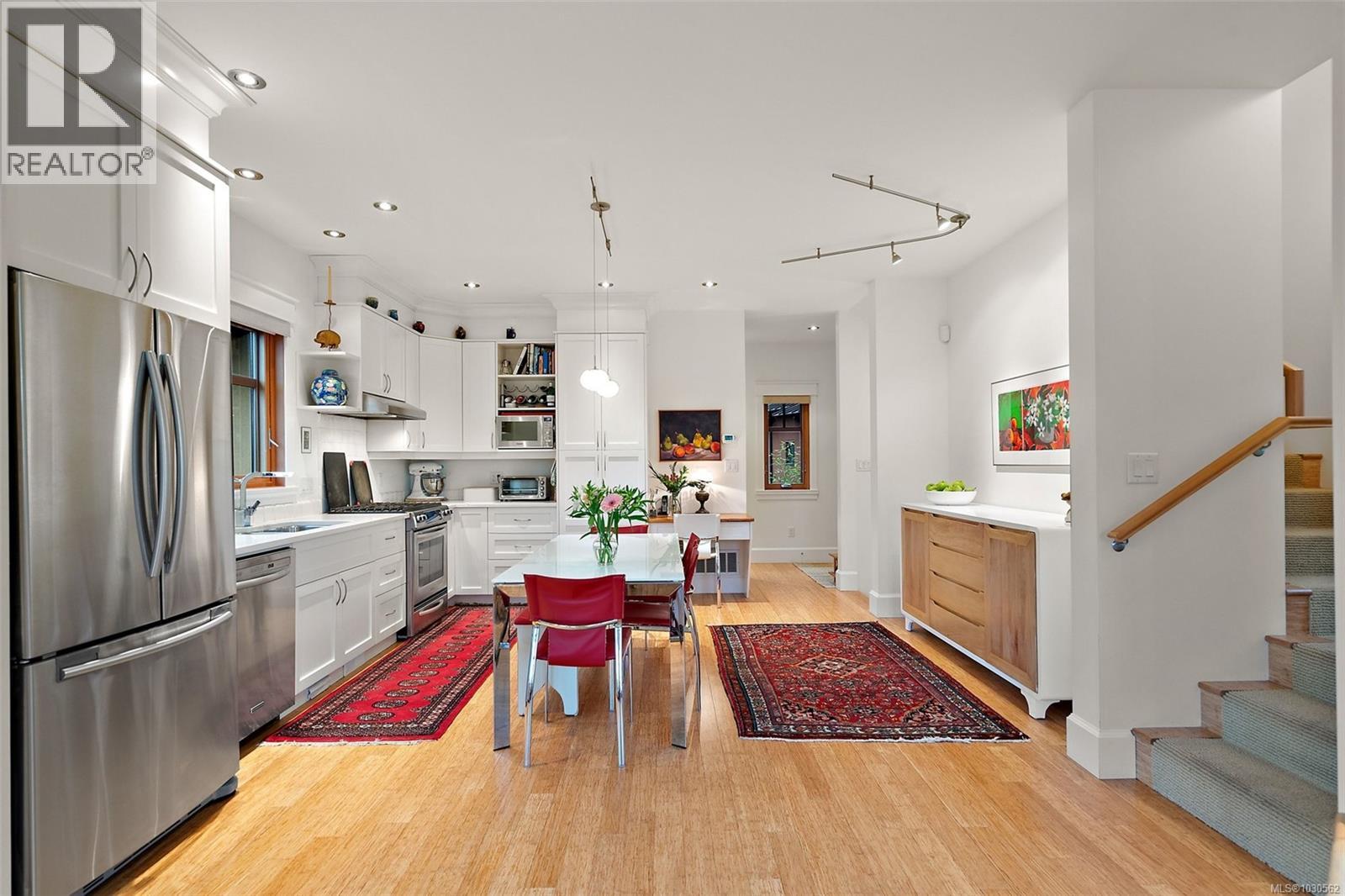 #3 849 DUNSMUIR RD - Image 3