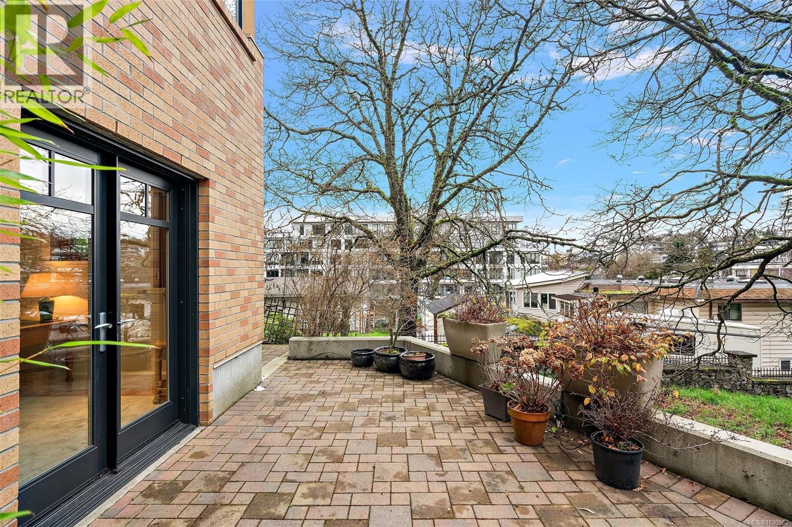 #3 849 DUNSMUIR RD - 30