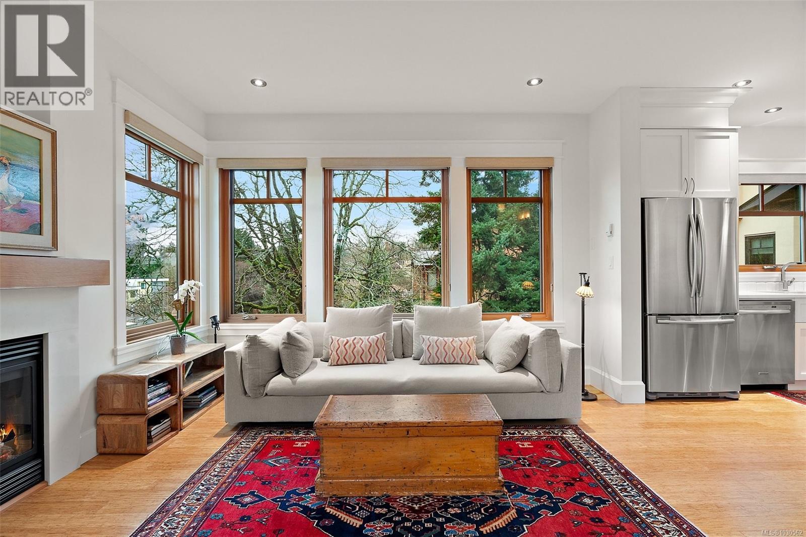 #3 849 DUNSMUIR RD - 4