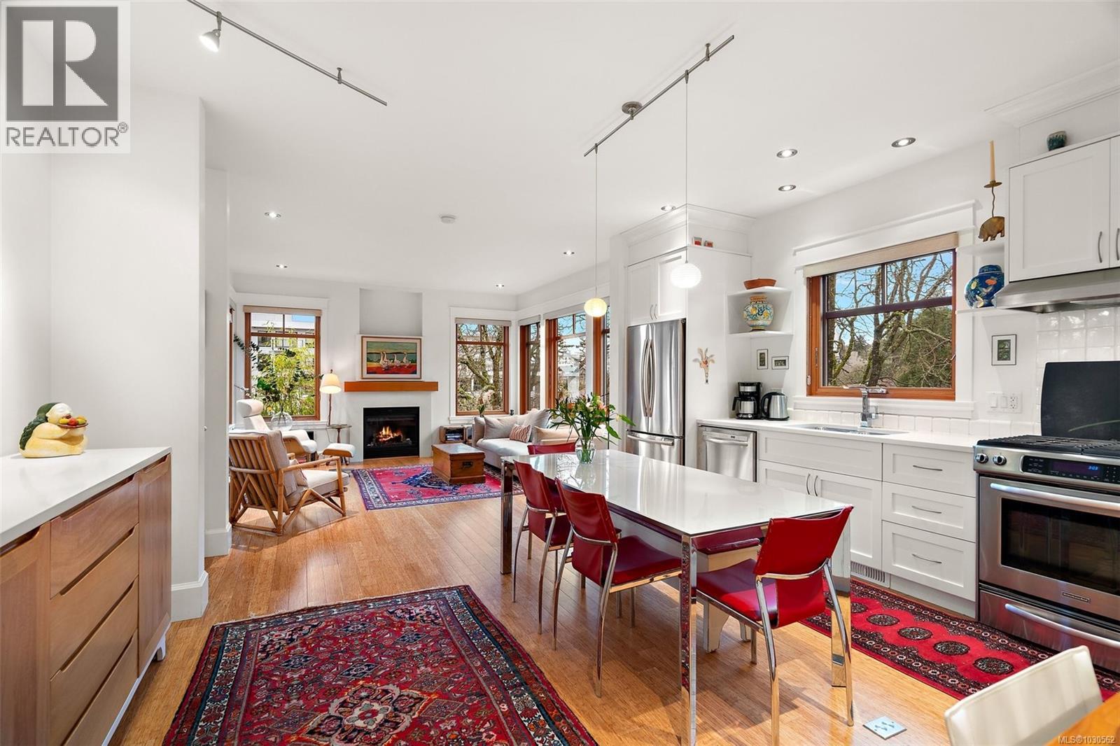 #3 849 DUNSMUIR RD - 7