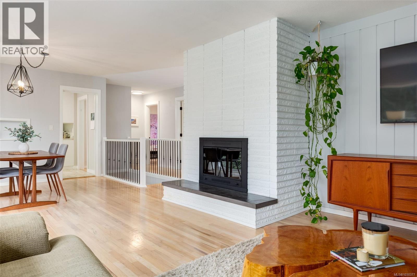 2445 HOLYROOD DR - 9