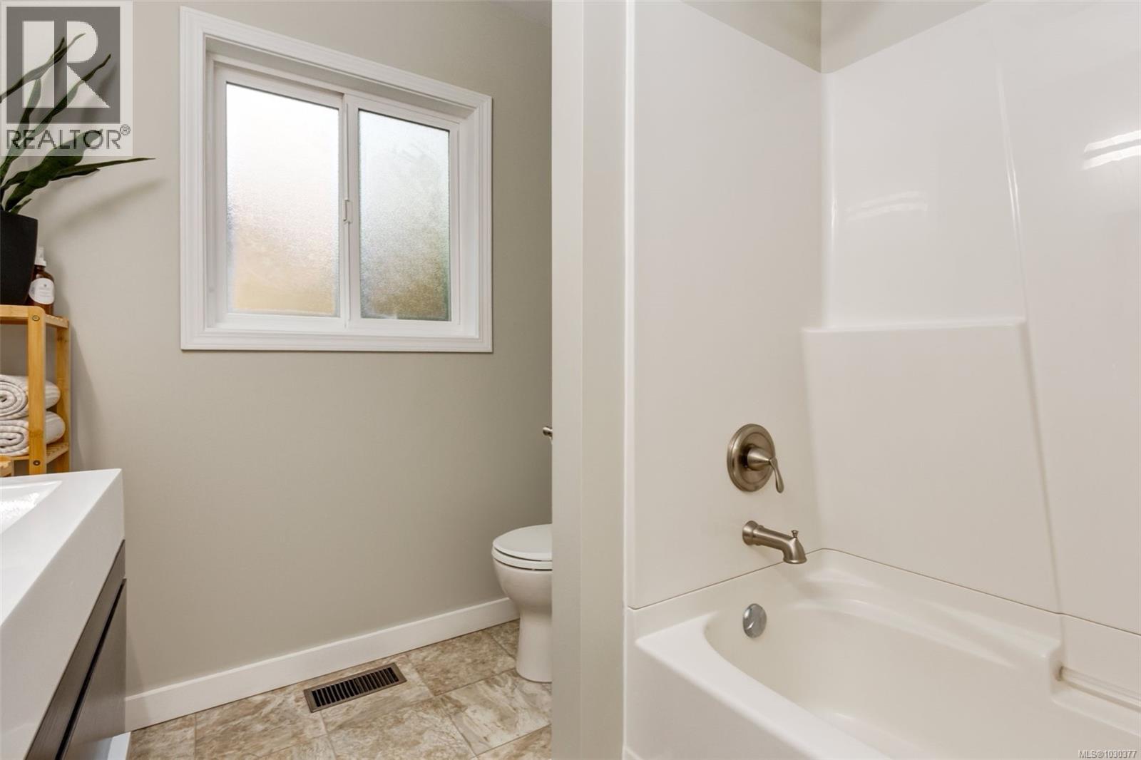 2445 HOLYROOD DR - 28