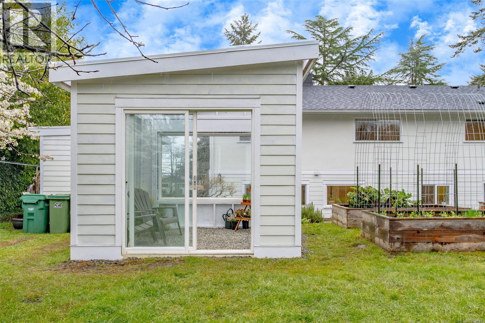 2445 HOLYROOD DR - 74