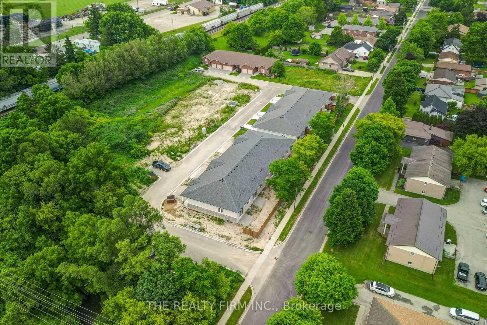 #18 85 FOREST STREET - 26