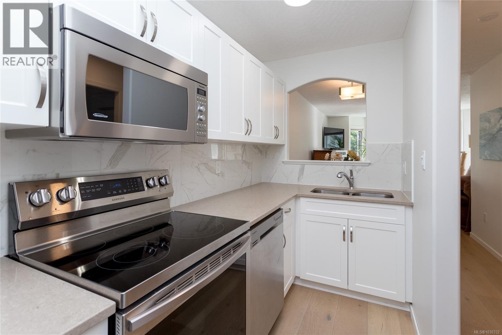 204 9725 Fourth Street, Sidney