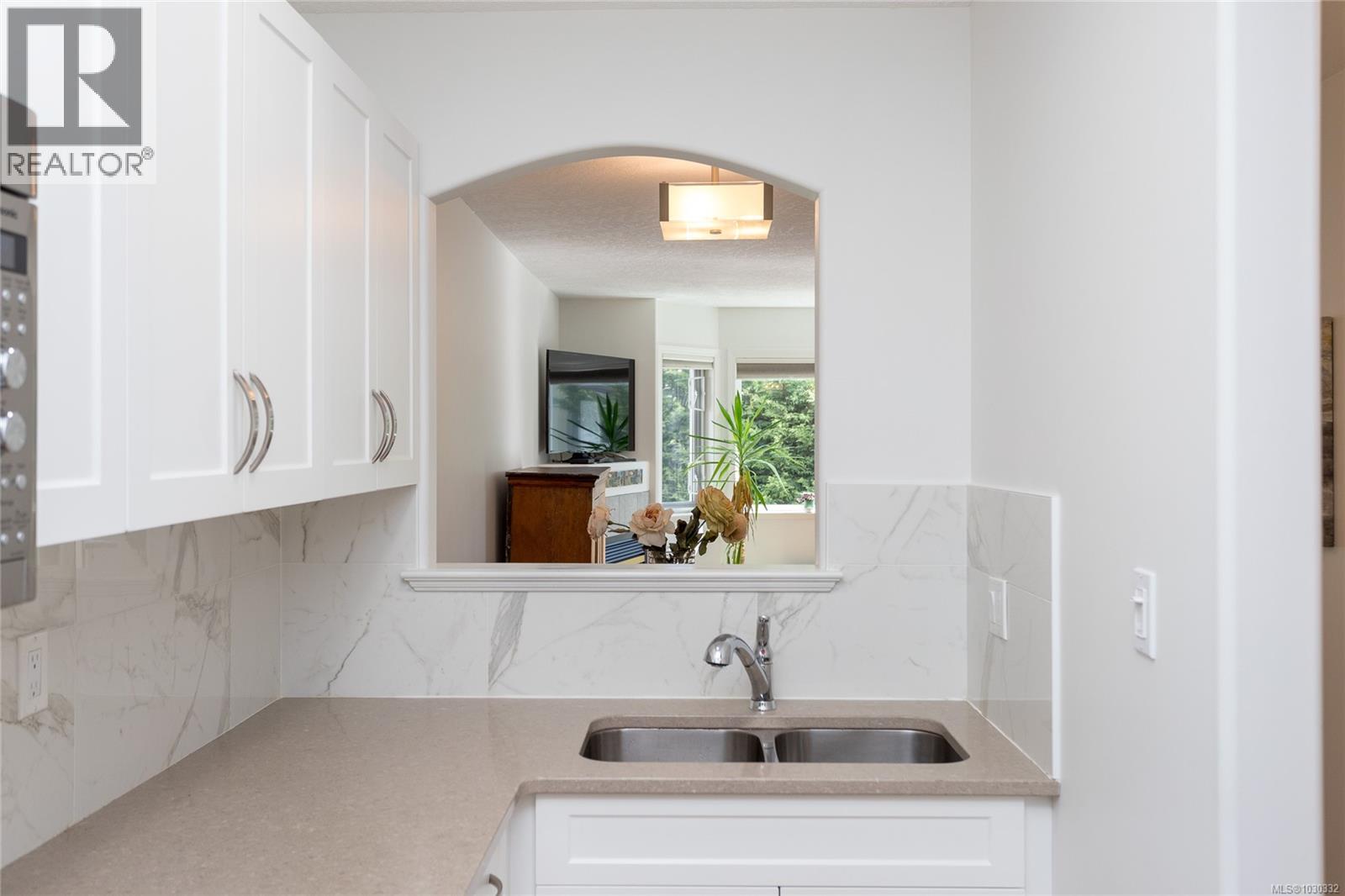 204 9725 Fourth Street, Sidney