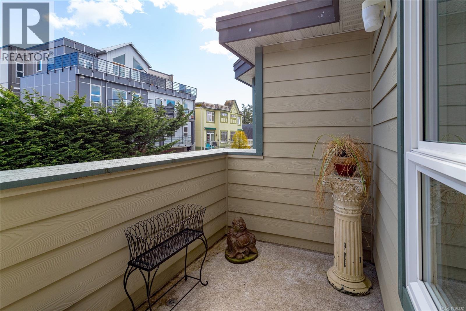 204 9725 Fourth Street, Sidney