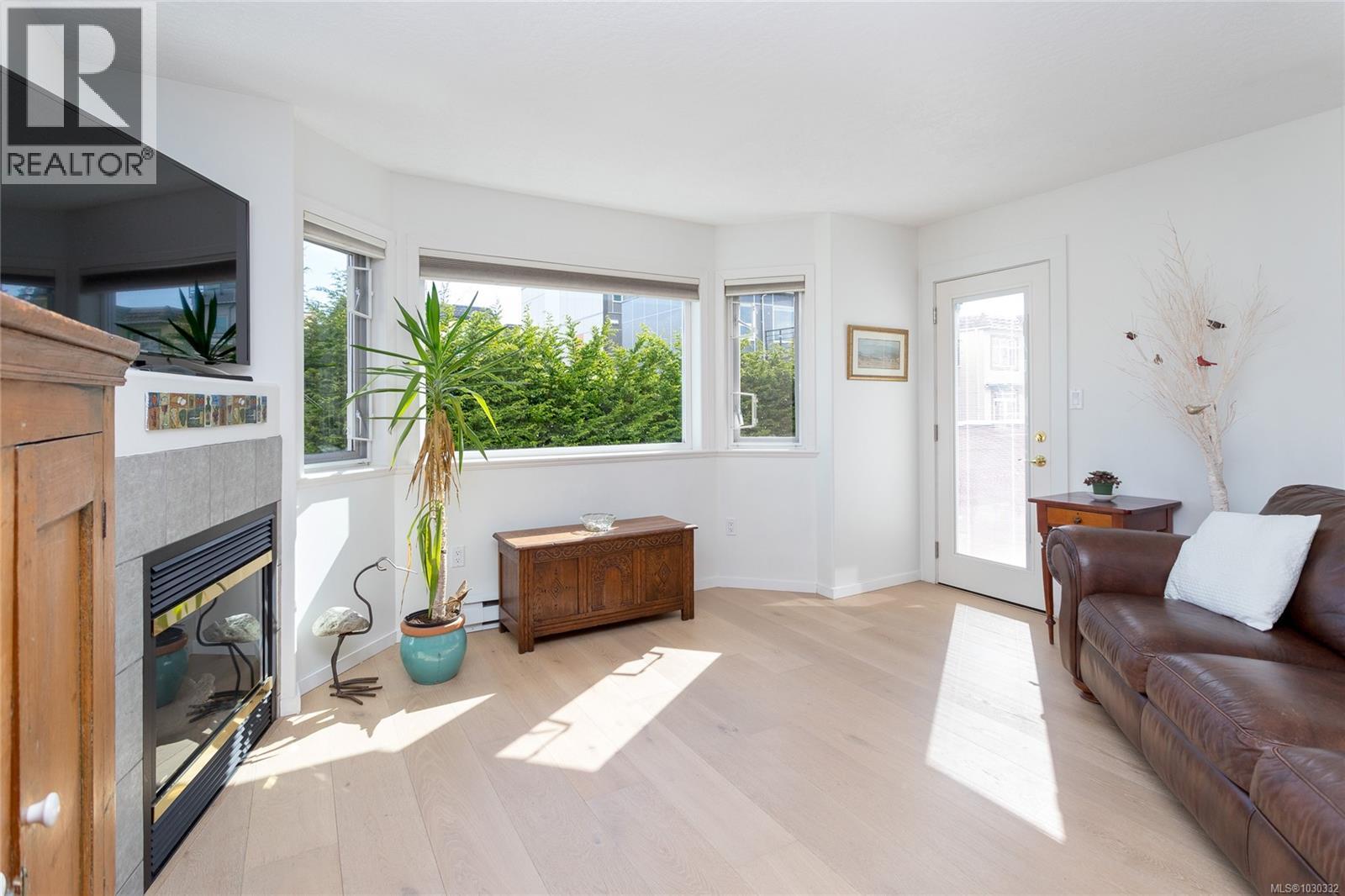 204 9725 Fourth Street, Sidney