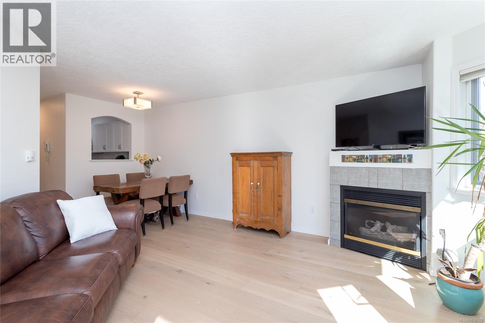 204 9725 Fourth Street, Sidney