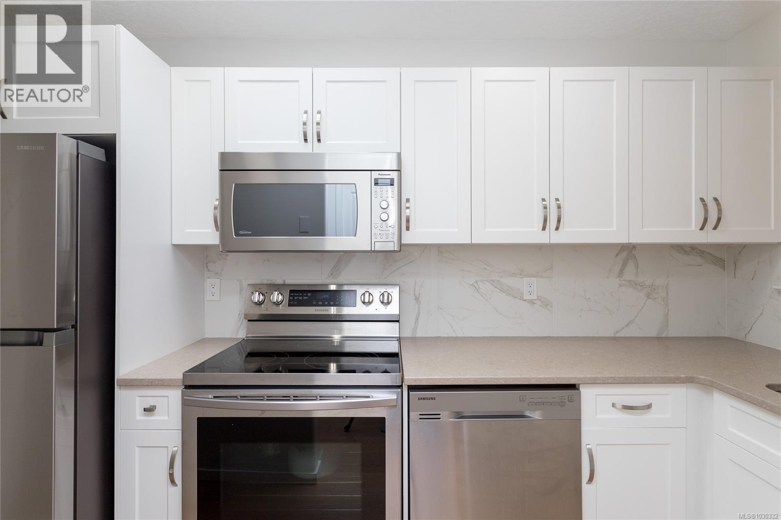 204 9725 Fourth Street, Sidney