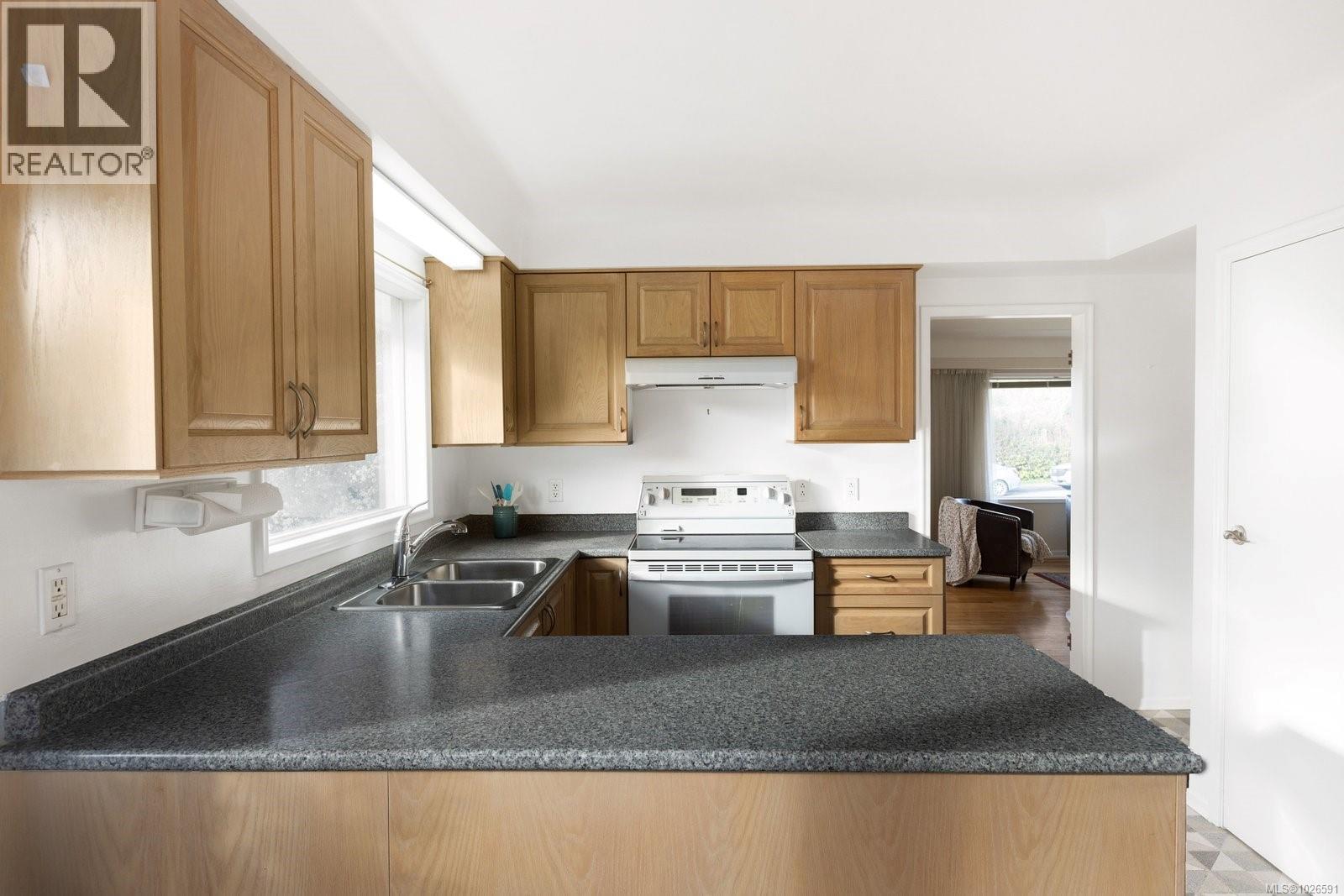 683 RICHMOND AVE - 10