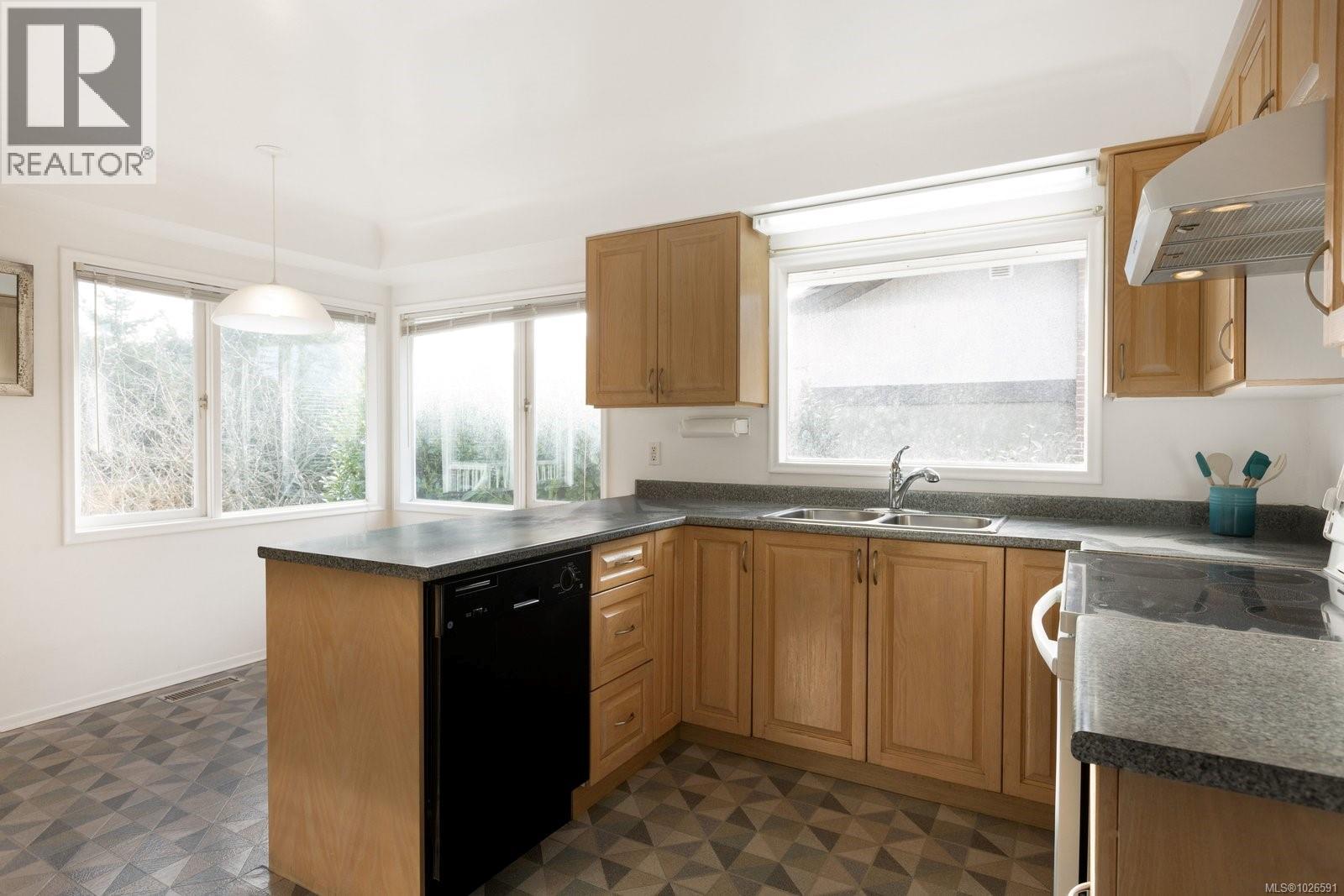 683 RICHMOND AVE - 9