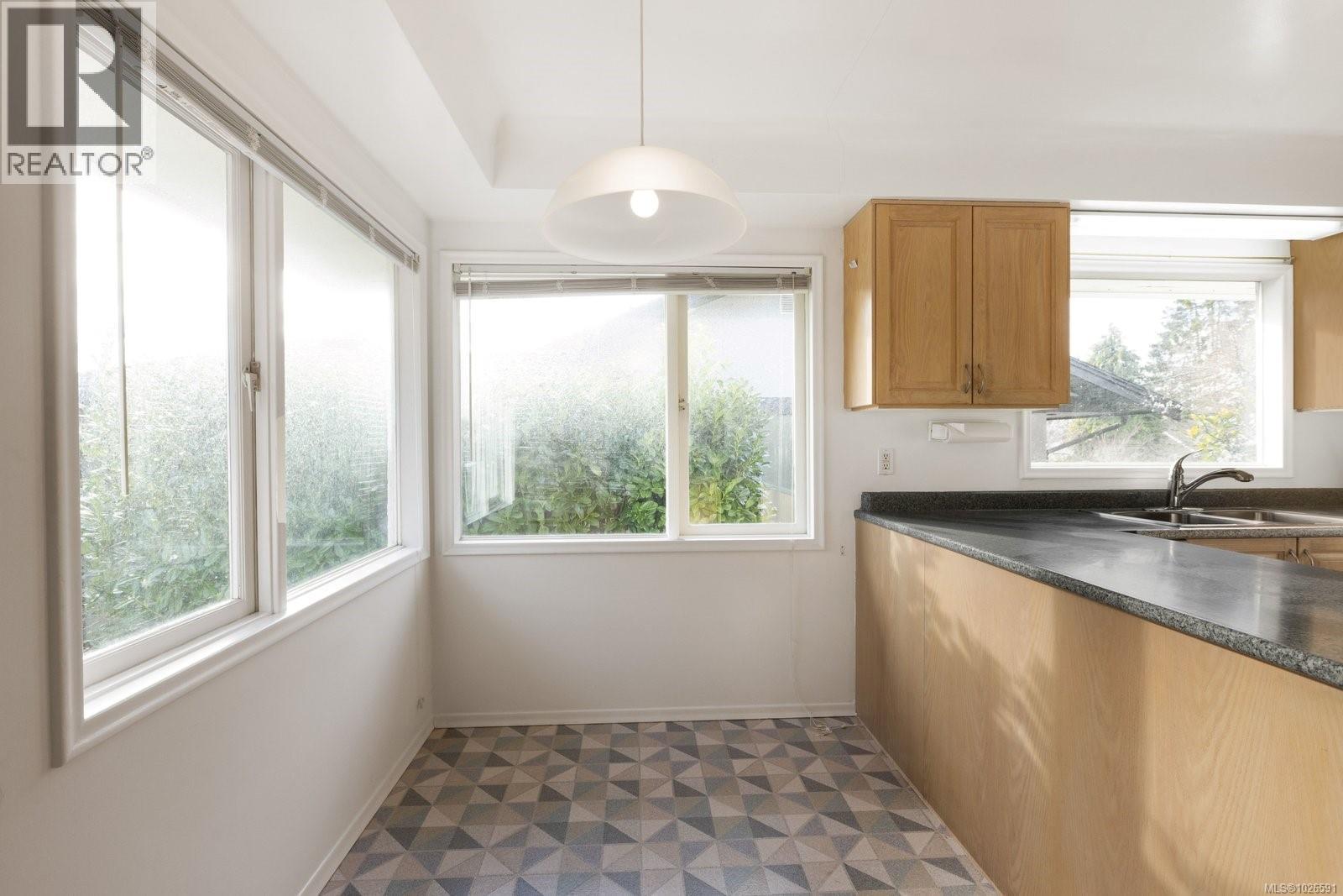 683 RICHMOND AVE - 13