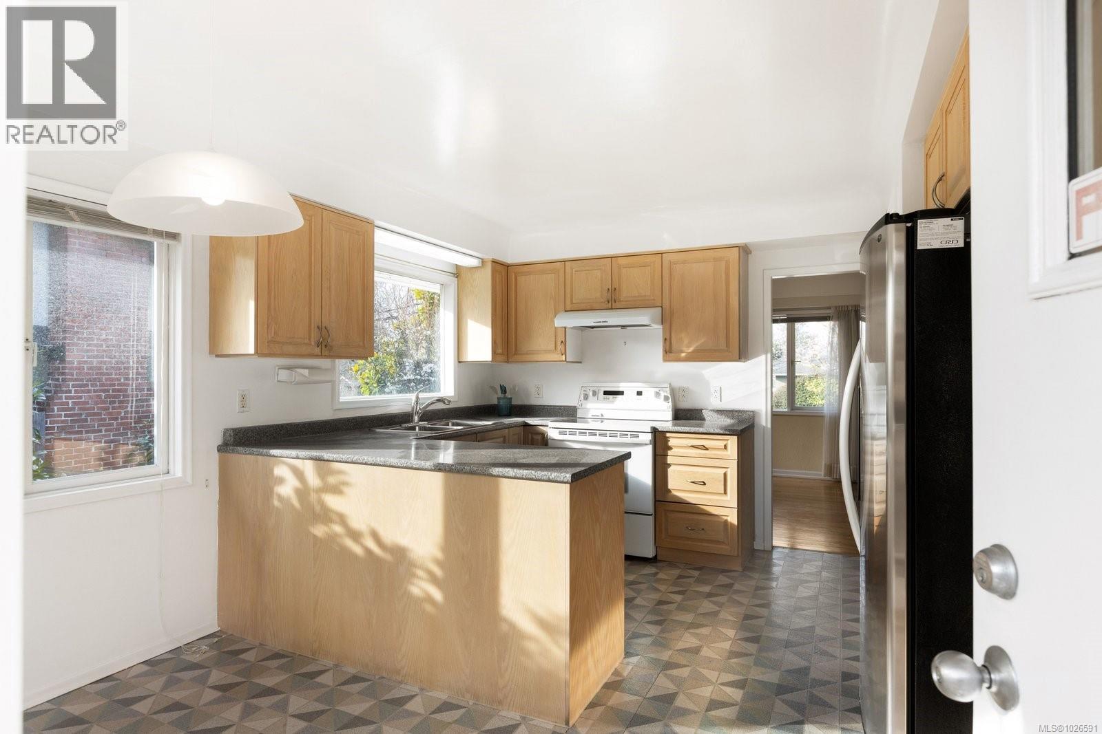 683 RICHMOND AVE - 8