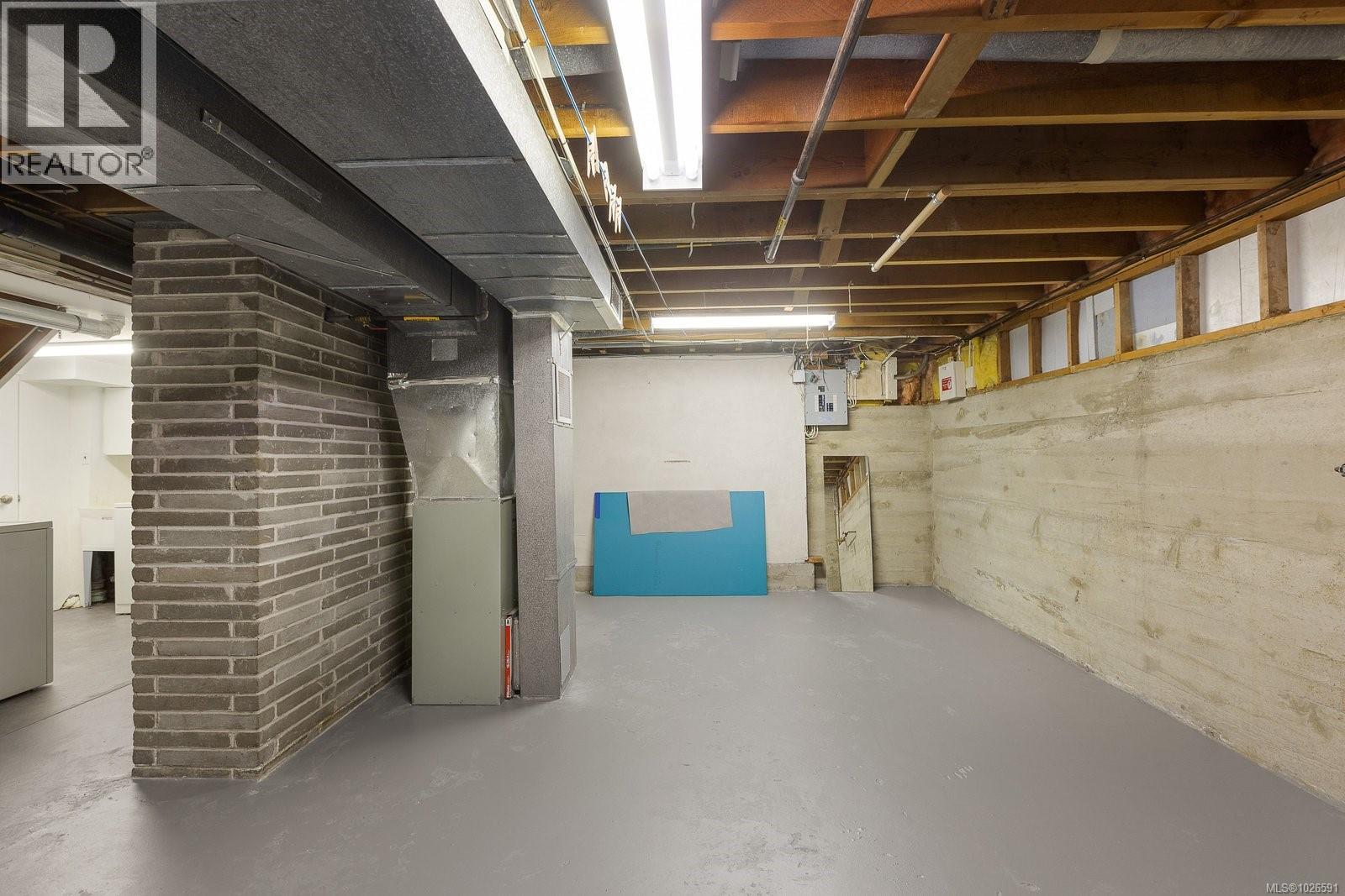 683 RICHMOND AVE - 25