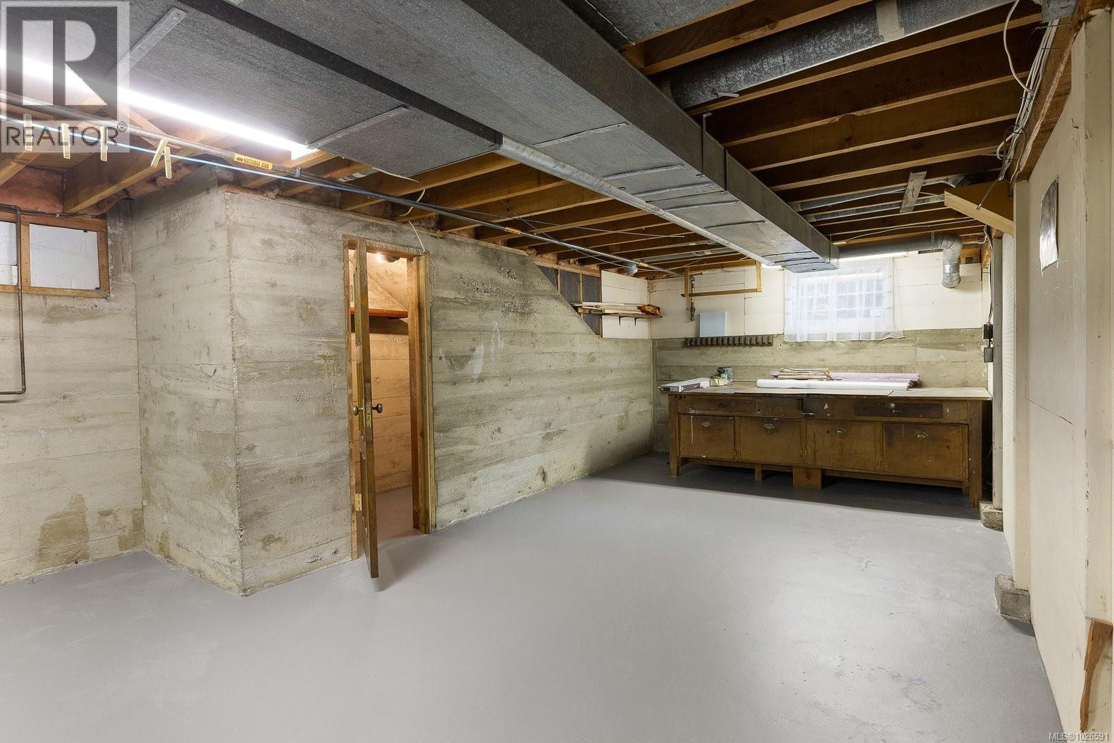 683 RICHMOND AVE - 24