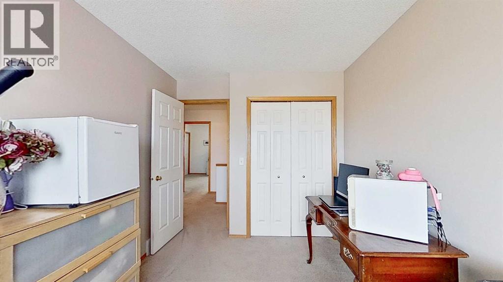 Single Family House 4 Level for Sale in  Rocky Ridge Court NW Rocky Ridge Calgary 