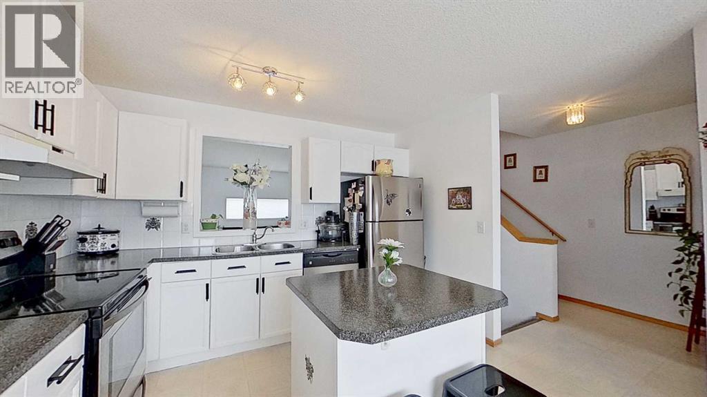 Single Family House 4 Level for Sale in  Rocky Ridge Court NW Rocky Ridge Calgary 