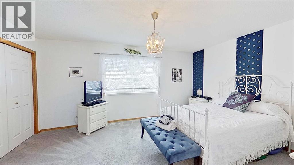 Single Family House 4 Level for Sale in  Rocky Ridge Court NW Rocky Ridge Calgary 